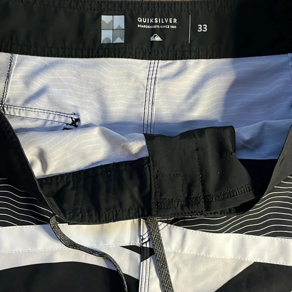 Men’s Quicksilver swim trunks size 33 - Picture 4 of 5
